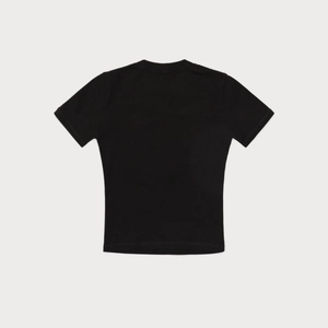 Detailansicht der schlichten schwarzen Baumwollstruktur und des Rundhalsausschnitts dieses Shirts