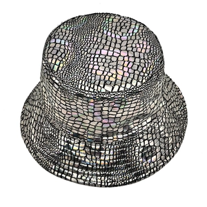 Détail du chapeau bob holographique avec motif crocodile laser et texture métallique