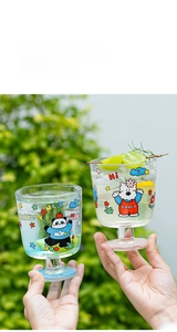 Détail d'un verre à pied avec des motifs de pandas et d'ours mignons et stylés