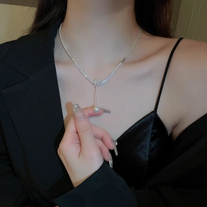 Elegante collana a Y argentata con zirconi scintillanti e un pendente a perla tonda