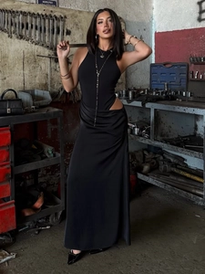 Robe longue noire sans manches à licou avec découpes latérales et jupe évasée