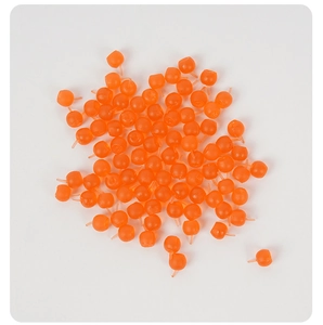 Primer plano de piezas de fruta miniatura naranjas traslúcidas para manualidades creativas