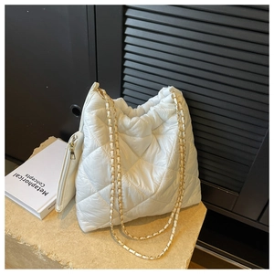 Dettaglio borsa a tracolla in nylon trapuntato bianco con catena e piccola borsa laterale