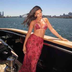 Ensemble bikini sexy rouge à fleurs avec jupe longue en résille pour vacances sur yacht
