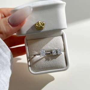 Parure de bijoux en argent S925 avec zirconiums de taille radiant dans son écrin