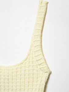 Detalle de la tela de punto amarillo pálido y tirante de este vestido de verano