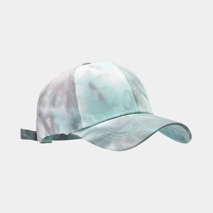 Détail de la casquette tie-dye aux tons bleu et gris avec sangle de réglage