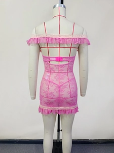 Détails de broderie en dentelle rose et ourlet à volants sur une robe lingerie moulante