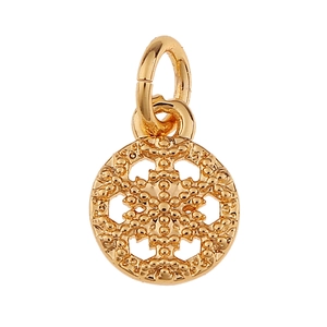 Détail d'un pendentif tortue de mer rond doré avec des motifs de flocons évidés
