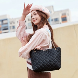 Grand sac cabas matelassé noir avec bandoulière chaîne dorée pour un style chic femme