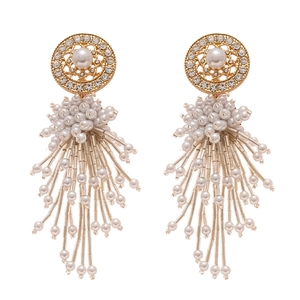 Boucles d'oreilles dorées en résine avec perles et longs glands en verre élégants