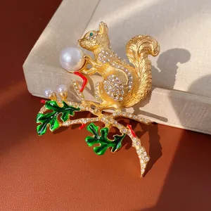 Broche écureuil vintage dorée avec cristaux blancs, perle et feuilles en émail vert