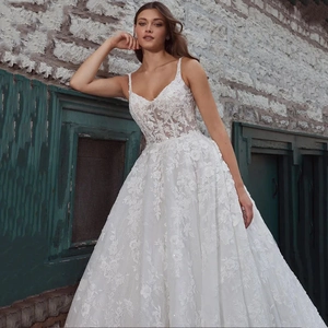 Robe de mariée élégante en dentelle blanche avec bretelles dos nu et broderies florales