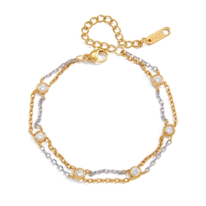 Dettaglio del bracciale a doppio strato in acciaio inossidabile bicolore con zirconi