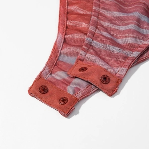 Détail d'un body en maille rayée rouge avec double fermeture à boutons-pression