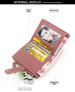 Layout interno del portafoglio rosa coccodrillo con scomparti e tasca con zip