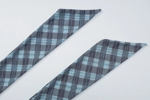 Gros plan sur la texture du tissu à carreaux bleu et gris et le bord pointu de l'écharpe