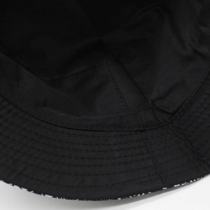 Détail de la doublure en coton du chapeau bob et des coutures du bord renforcé