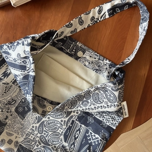 Detail of linen tote bag with paisley print, inner pocket and magnetic closure
