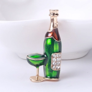 Détail de la broche bouteille et verre de vin en émail vert et strass brillants