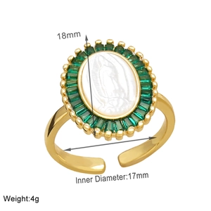 Detailansicht der Maria-Ringgröße mit grünen Steinen und 18mm ovalem Mittelstück