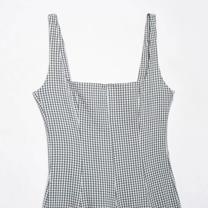 Robe midi élégante à carreaux noirs et blancs avec encolure carrée et larges bretelles