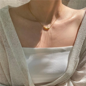Minimalist 925 silver necklace featuring a gold teardrop pendant on a fine chain detail