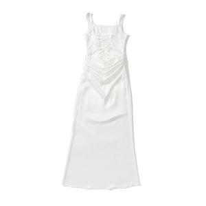 Robe longue élégante en satin blanc avec bretelles spaghetti et détail lacé dans le dos