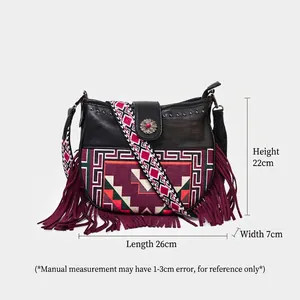 Borsa a tracolla boho con frange, trama geometrica e dettagli etnici, misura 26x22x7cm