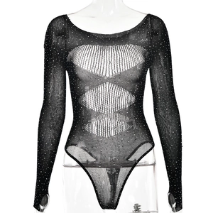 Body sexy noir en tulle transparent à manches longues et strass brillants sur fond blanc