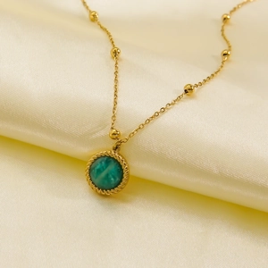 Collier pendentif en amazonite et acier inoxydable plaqué or 14K sur fond de soie