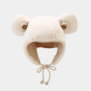 Dettaglio del cappello con orecchie da orso in peluche con esterno in sherpa e fodera