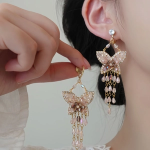 Détails des boucles d'oreilles papillon roses avec cristaux et pampilles dorées
