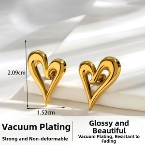 Détail des boucles d'oreilles cœur doré avec dimensions et placage sous vide brillant