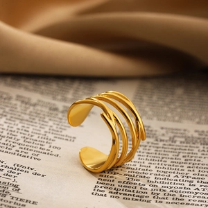 Close-up van een gouden gelaagde ring op papier en een beige stoffen achtergrond