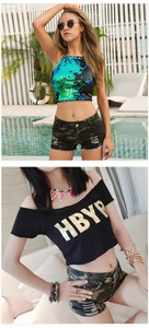Detail von sommerlichen High-Waist-Camouflage-Denim-Shorts und Pailletten-Crop-Top
