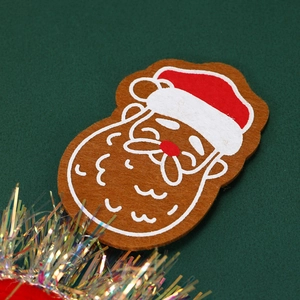 Détail d'un serre-tête Père Noël avec paillettes et franges scintillantes colorées
