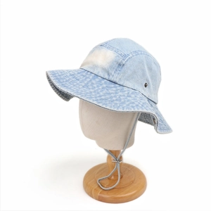Détail du chapeau bob en jean bleu clair délavé avec bord large et lanière réglable
