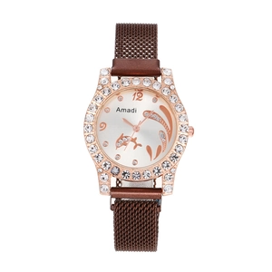 Detail des roségoldenen Zifferblatts mit Delfinmuster und Strass-Lünette
