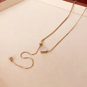 Élégant collier plaqué or avec pendentif cœur en nacre sur une chaîne serpent chic