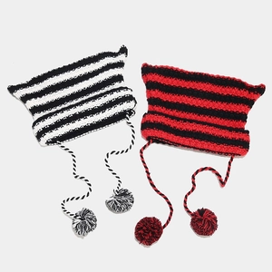 Bonnet en tricot rayé avec oreilles de chat, glands tressés et pompons doux