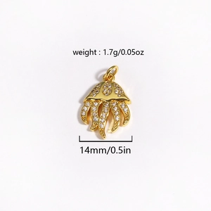 Vue macro d'un pendentif méduse plaqué or avec des cristaux de micro-zirconium étincelants