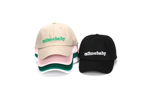 Dettaglio di cappellini da baseball multicolore con ricamo Call Me Baby e tessuto twill