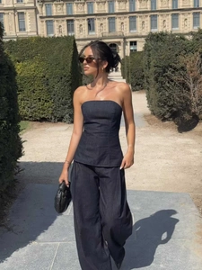 Dettaglio completo denim blu scuro con top a fascia e pantaloni larghi stile outdoor