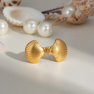 Détail de la bague coquillage dorée ajustable avec perles et conques pour les vacances