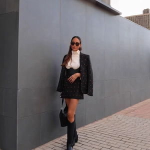 Ensemble tailleur noir pour femme avec broderie fraise, blazer et mini-jupe