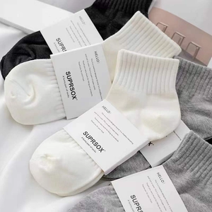 Set di calzini corti minimalisti in nero, bianco e grigio con etichette del marchio
