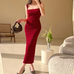 Detalle de la textura del vestido largo de punto burdeos con un corte ajustado suave