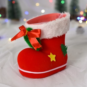 Detailaufnahme von rotem beflocktem Weihnachtsstiefel mit weißem Plüschrand und Stern