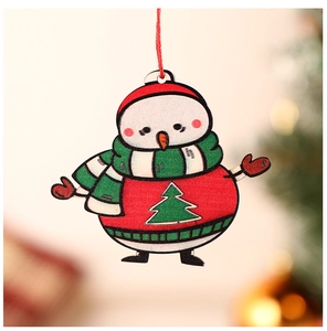 Détail d'un pendentif bonhomme de neige de Noël en bois avec cordon rouge pour le sapin